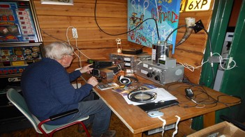 Hans PA0WYS achter het 10 meter station.
